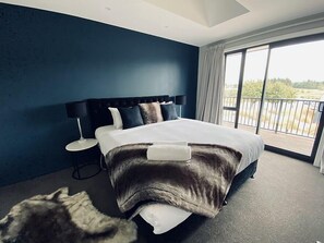 1 quarto, ferros/tábuas de passar roupa, roupa de cama