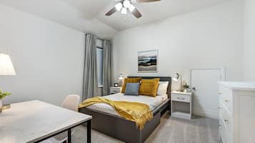4 slaapkamers, een bureau, een strijkplank/strijkijzer, reisbedje