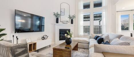 Smart TV, chimenea y oficina