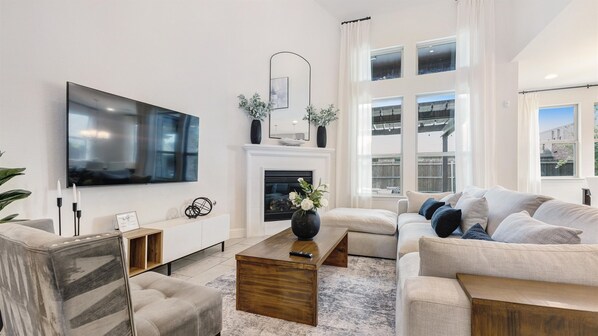 Smart TV, chimenea y oficina 