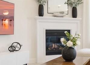Una Smart TV, una chimenea, una oficina