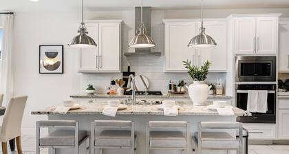 Spacious 4-bed house in lovely Royse City Corporate Stays Private backyard