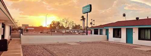 Casa Blanca Inn and Suites