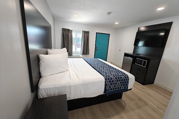 Standard King Kitchenette | Escritorio, espacio para trabajar con laptop y cortinas blackout