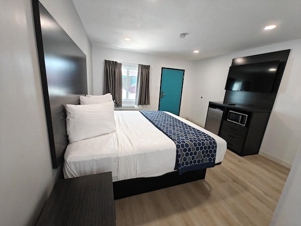 Standard King Kitchenette | Desk, laptop workspace, blackout curtains, soundproofing