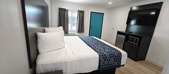 Casa Blanca Inn and Suites