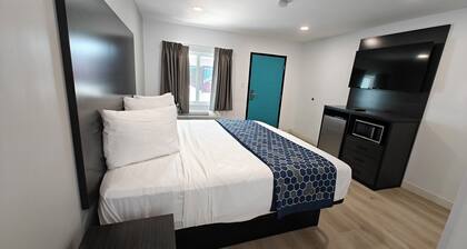 Casa Blanca Inn and Suites