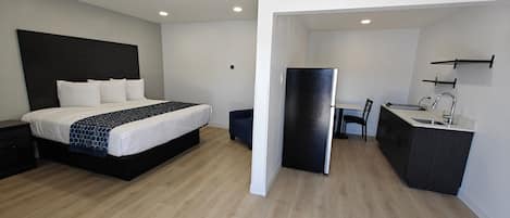 Escritorio, espacio para trabajar con laptop y cortinas blackout