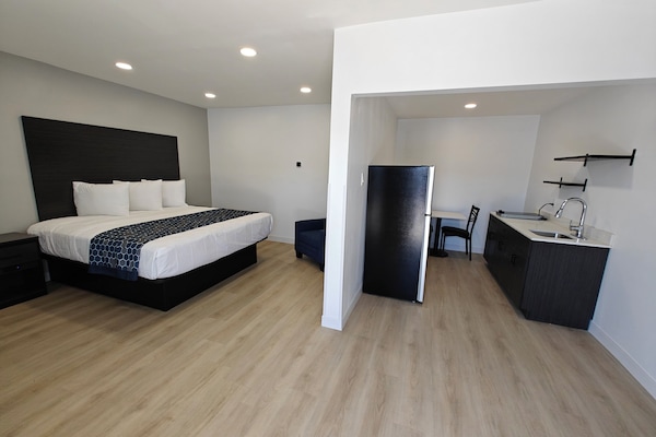 Escritorio, espacio para trabajar con laptop y cortinas blackout