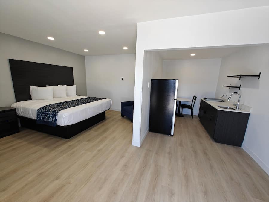 Apartment Studios | Bàn, khu vực làm việc phù hợp cho laptop, màn/rèm cản sáng