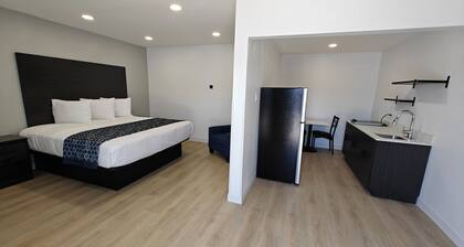 Casa Blanca Inn and Suites