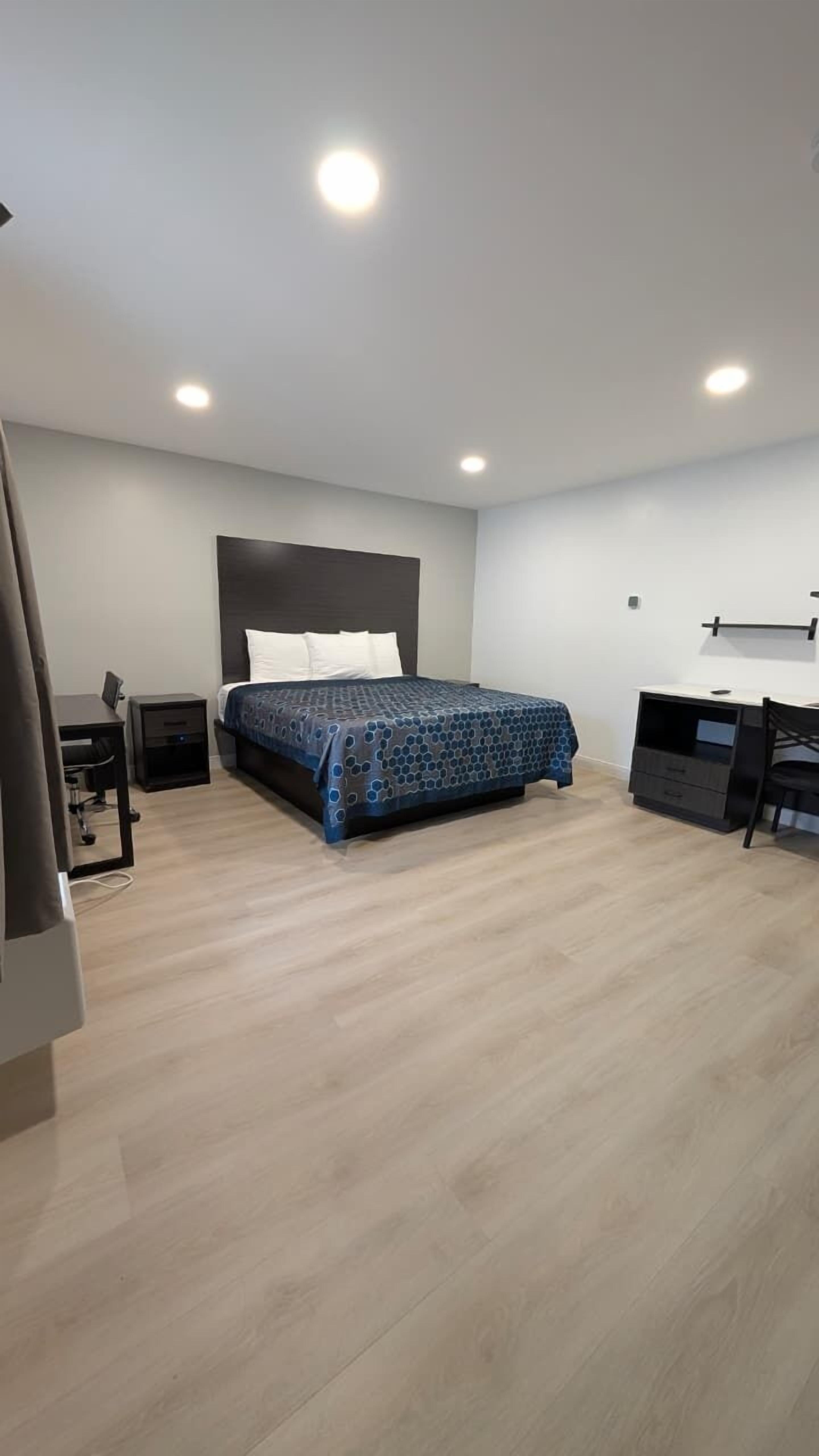 Standard King Kitchenette