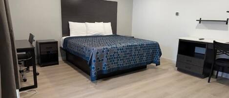 Escritorio, espacio para trabajar con laptop y cortinas blackout