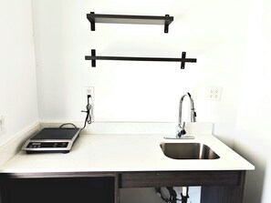Standard King Kitchenette | Private kitchenette | Microwave - Casa Blanca Inn and Suites (Chandler)