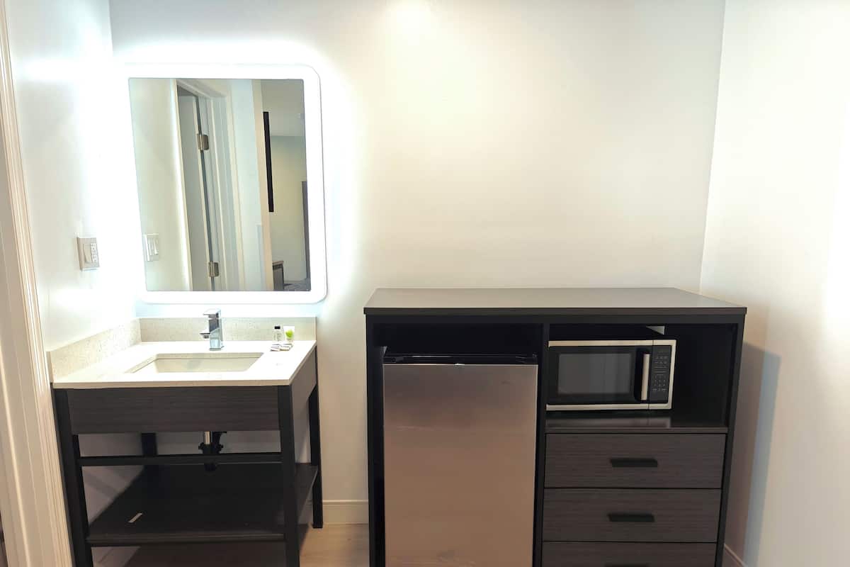 Standard Queen | 書桌、手提電腦工作空間、遮光窗簾/窗簾、隔音