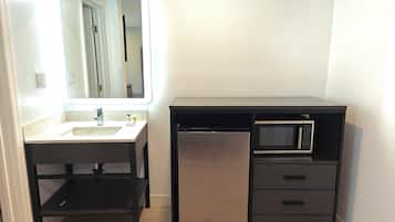 Standard Queen | Desk, laptop workspace, blackout curtains, soundproofing