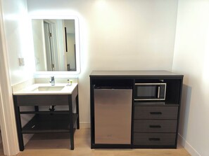 Standard Queen | Skrivebord, skrivebord for bærbar PC, blendingsgardiner og lydisolert