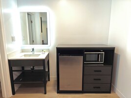 Standard Queen | Escritorio, espacio para trabajar con un portátil, cortinas opacas