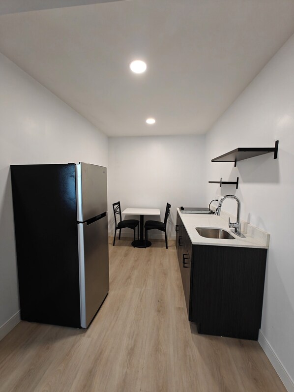 Escritorio, espacio para trabajar con laptop y cortinas blackout 