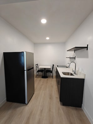 Escritorio, espacio para trabajar con laptop y cortinas blackout