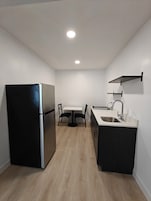 Escritorio, espacio para trabajar con laptop y cortinas blackout