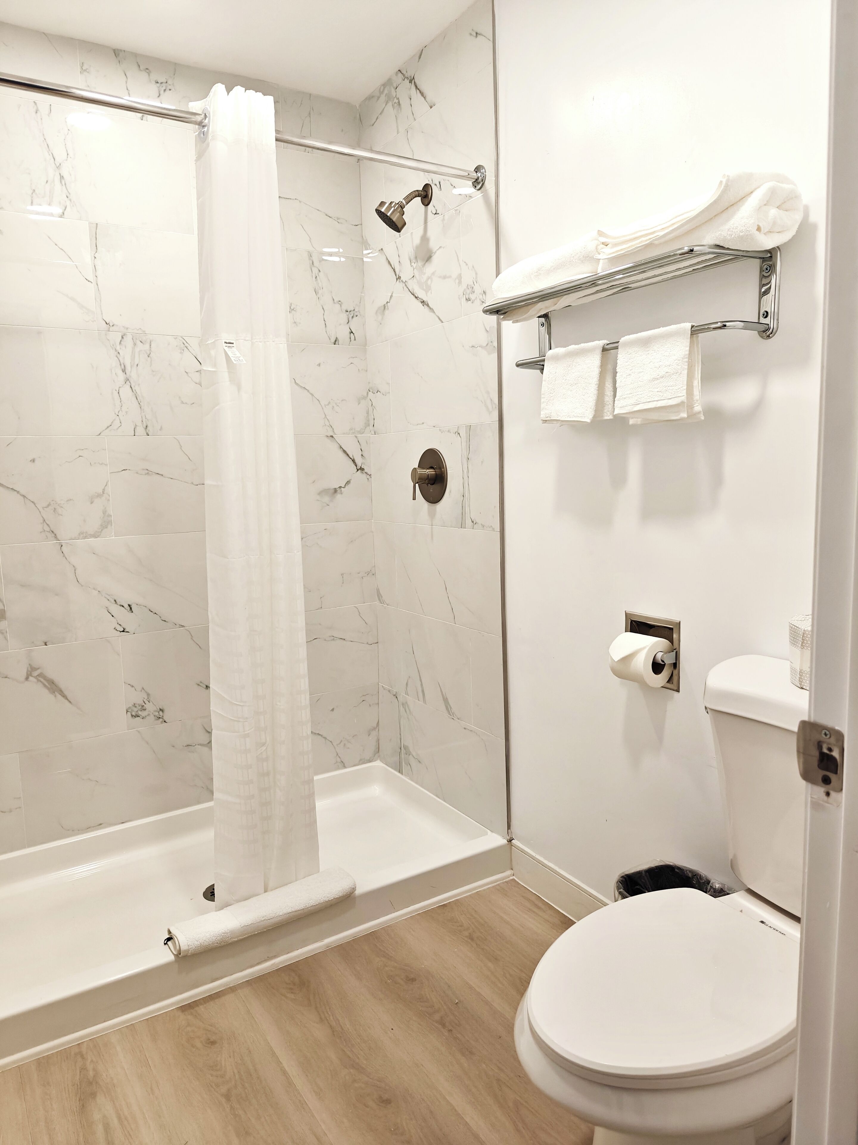 提供毛巾、番梘、洗頭水、廁紙