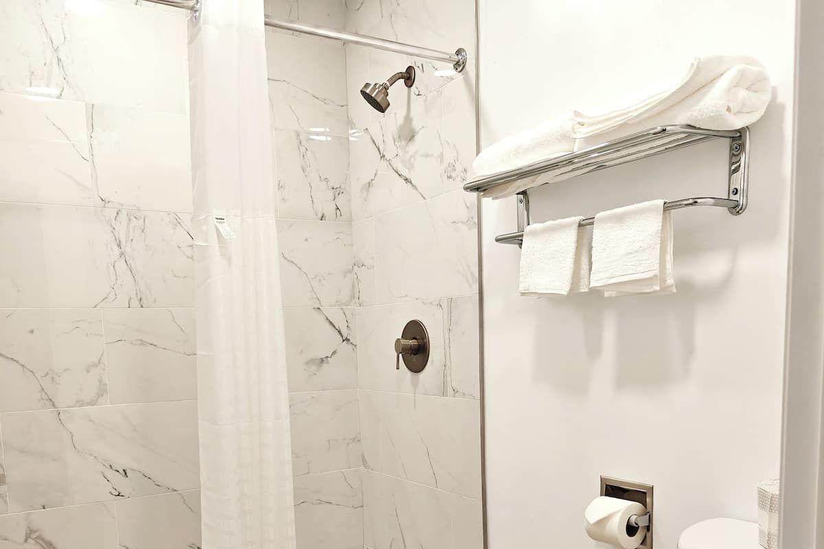 提供毛巾、番梘、洗頭水、廁紙