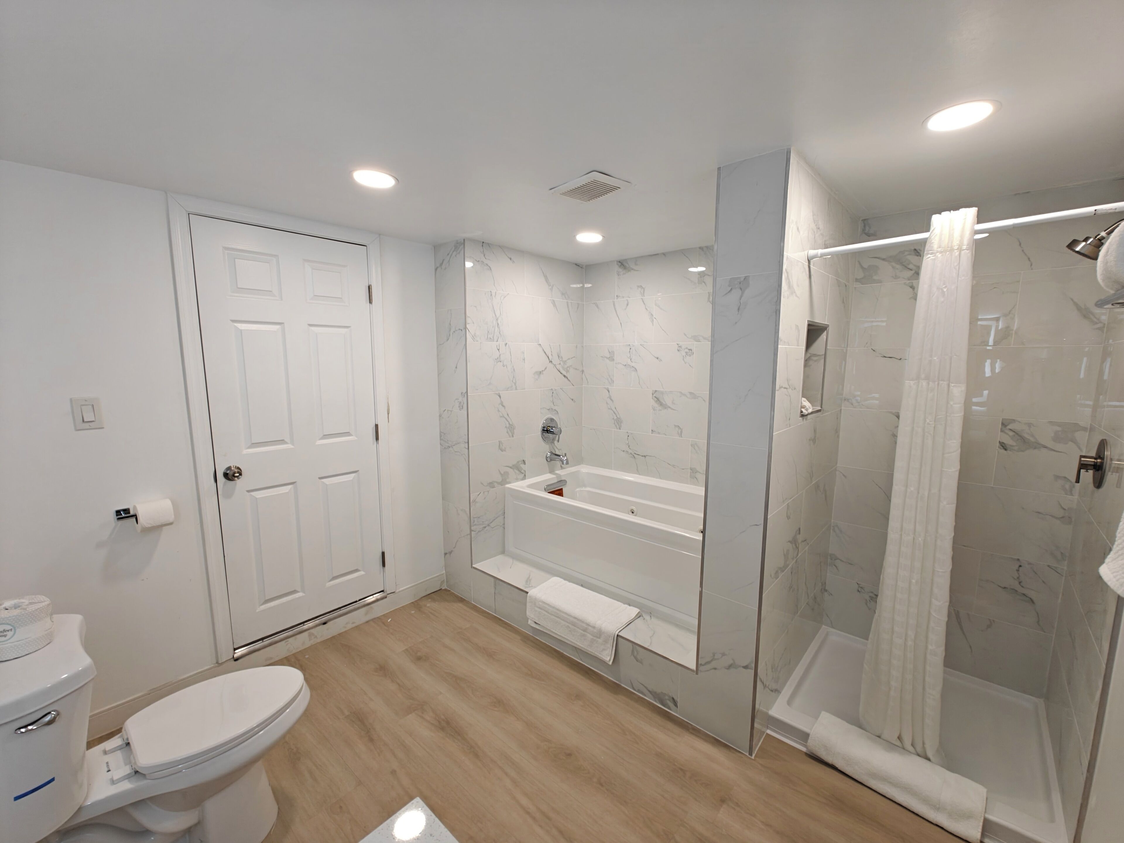 Jacuzzi Queen Suites | Bathroom