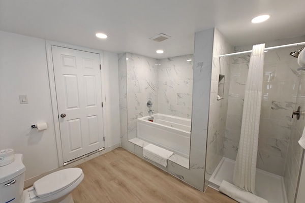 Jacuzzi Queen Suites | Bathroom | Towels, soap, shampoo, toilet paper