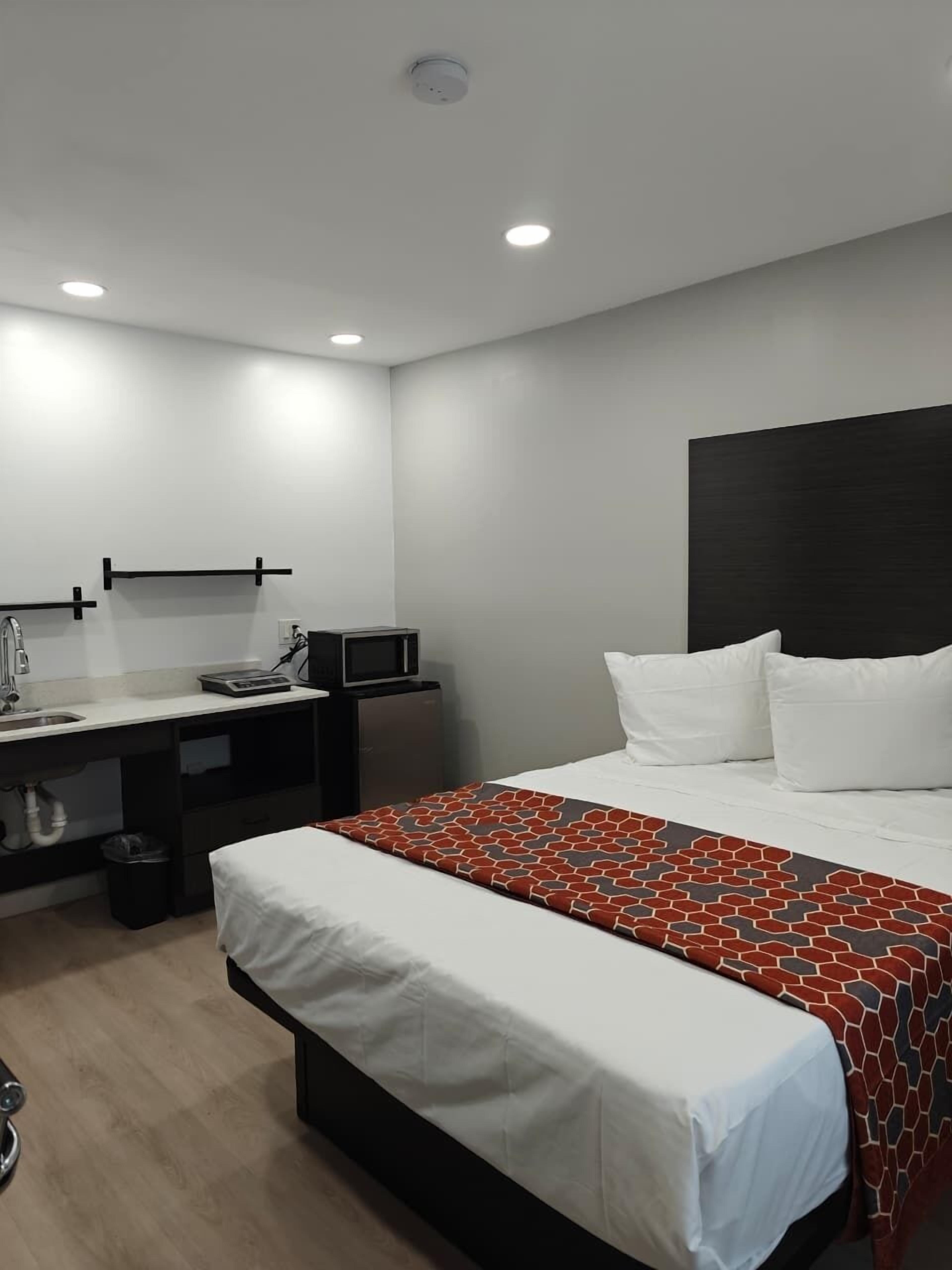 Standard Queen Kitchenette | 書桌、手提電腦工作空間、遮光窗簾/窗簾、隔音