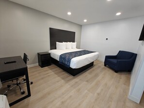 Escritorio, espacio para trabajar con laptop y cortinas blackout 