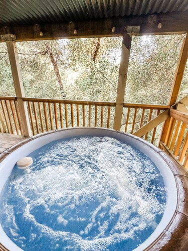 Stairway to Treetop Heaven- Lower 1bd w/ private hot tub and deck!