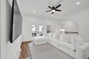 Smart TV, books, music library, video library - Luxury Modern 2BR + Office & Garage in Gated Estate 15 Mins to Galleria (Houston)