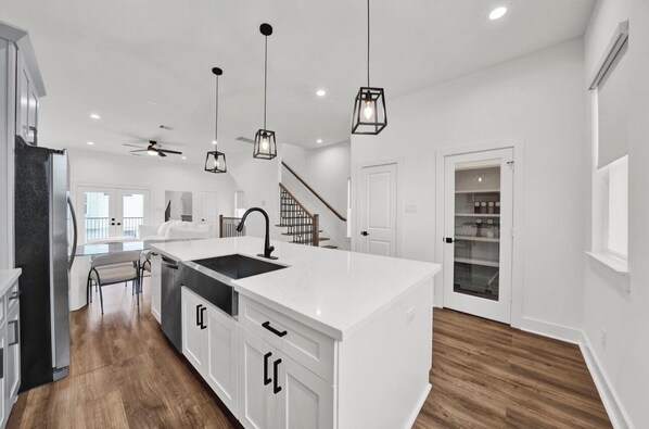 Interior - Luxury Modern 2BR + Office & Garage in Gated Estate 15 Mins to Galleria (Houston)