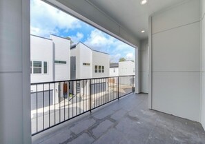 Property grounds - Luxury Modern 2BR + Office & Garage in Gated Estate 15 Mins to Galleria (Houston)