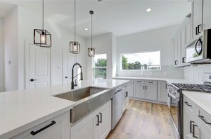 Fridge, microwave, oven, stovetop - Luxury Modern 2BR + Office & Garage in Gated Estate 15 Mins to Galleria (Houston)