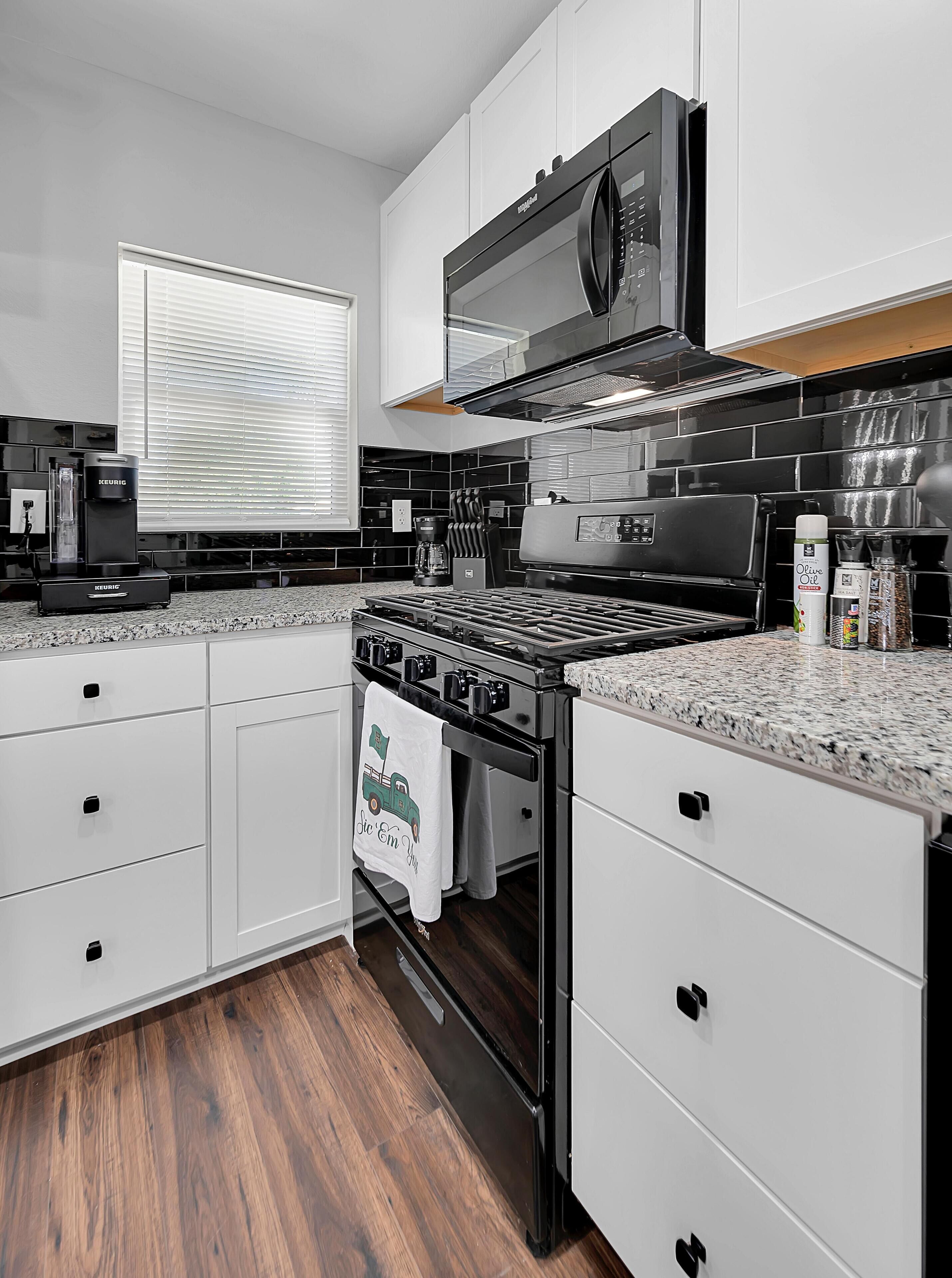 Kjøleskap, mikrobølgeovn, ovn og kokeplater