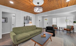 Smart TV, books - The Hines House- Walk to Baylor/minutes from Downtown (Waco)