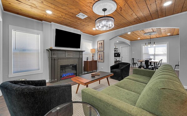 Smart TV, books - The Hines House- Walk to Baylor/minutes from Downtown (Waco)