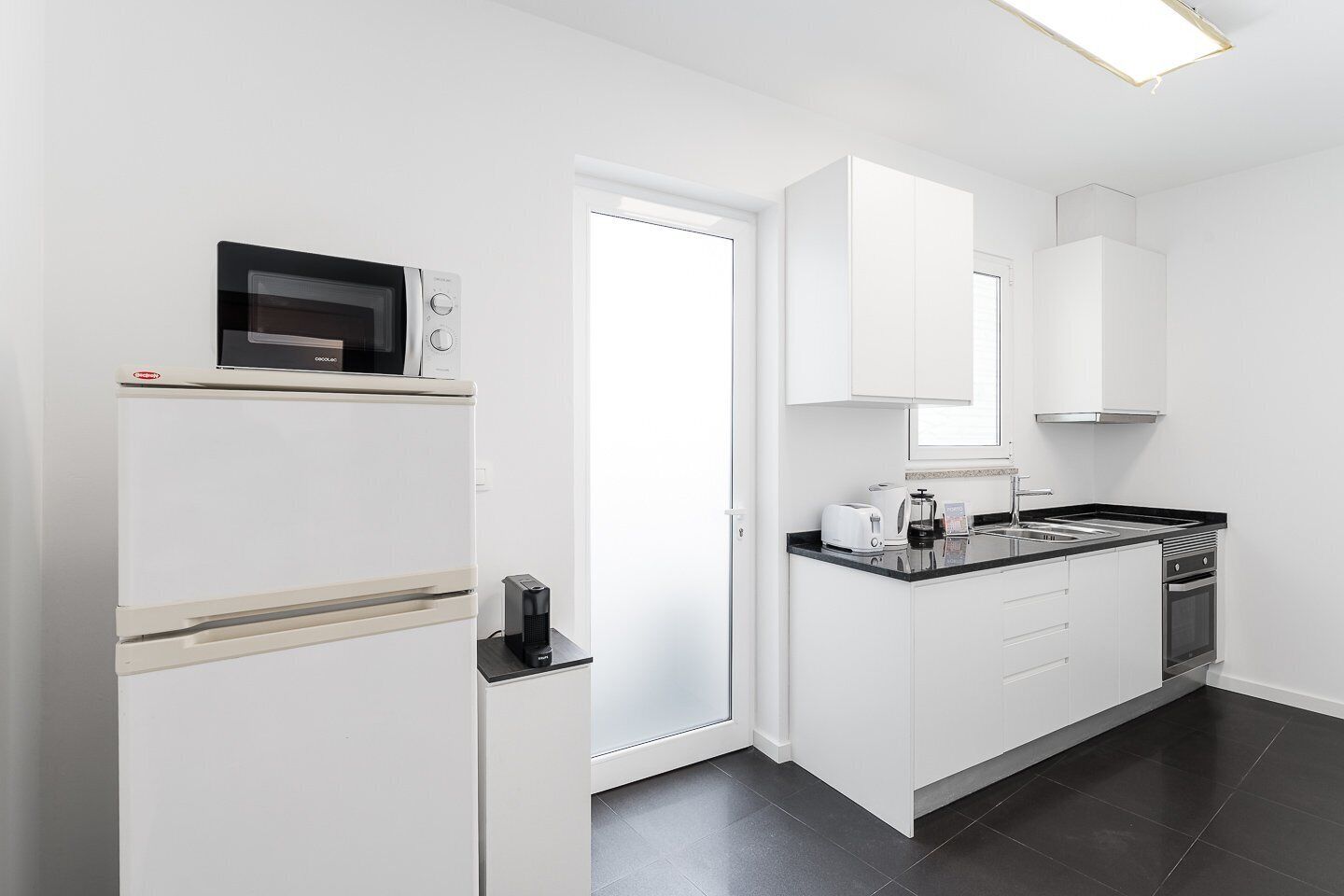 Fridge, microwave, oven, coffee/tea maker