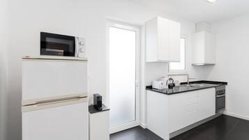 Een koelkast, een magnetron, een oven, een koffiezetapparaat/waterkoker