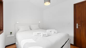 2 quartos, ferros/tábuas de passar roupa, acesso à internet