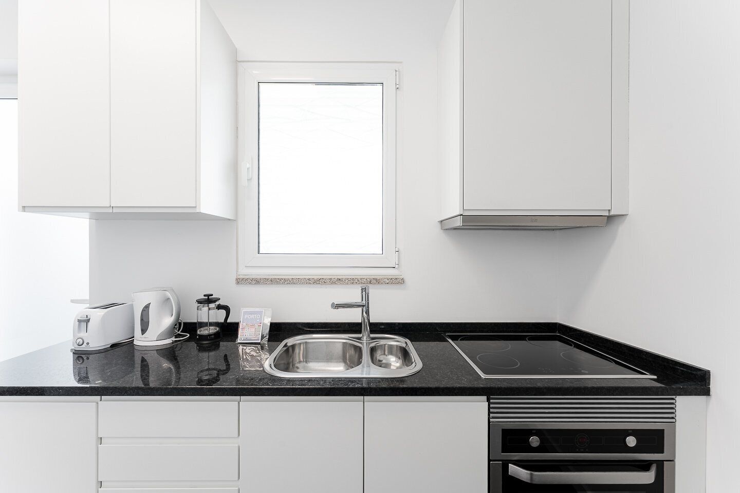 Geladeira, micro-ondas, fogão, cafeteira/chaleira