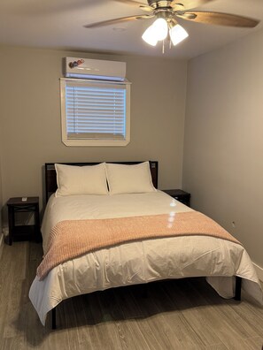 مكواة/لوح كي وخدمة الإنترنت وملاءات أسرّة