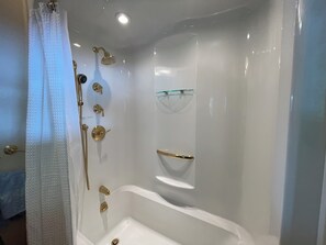 Umweltfreundliche Kosmetikartikel, Haartrockner, Handtücher, Seife