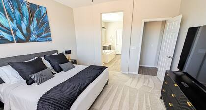 A perfect Arizona getaway in Dove Mountain w heated pool & gated community.