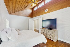 4 bedrooms, iron/ironing board, internet, bed sheets