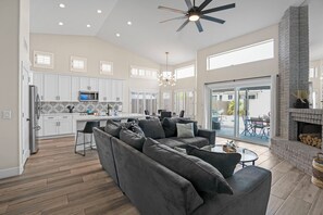 TV - Spacious 4 BR -SaltwaterHotTub -Pool -Sleeps 11 (Peoria)