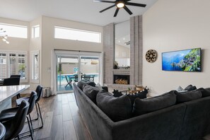 TV - Spacious 4 BR -SaltwaterHotTub -Pool -Sleeps 11 (Peoria)