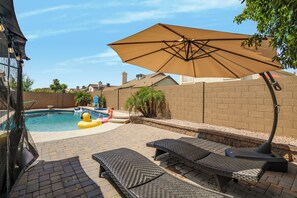 Outdoor pool - Spacious 4 BR -SaltwaterHotTub -Pool -Sleeps 11 (Peoria)